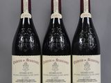 trois bouteilles de vin rouge sont alignées sur une table