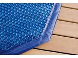 un gros plan sur un tapis bleu posé sur une table en bois
