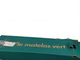 emballage d'une boîte verte portant un logo indiquant qu'elle est recyclable
