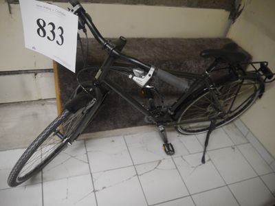 un vélo posé par terre près d'une porte