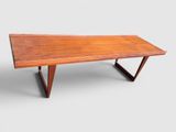 un gros plan d'une table en bois sur fond gris