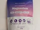 un gros plan sur un sachet de poudre de magnésium posé sur une table