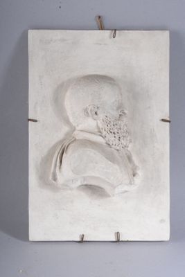 portrait en plâtre d'un homme barbu sur fond blanc