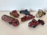 six petites voitures posées sur une table