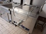 deux éviers au milieu d'une cuisine où il n'y a personne