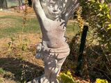 une borne d'incendie surmontée d'une statue