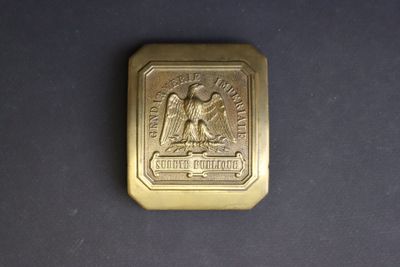 l'image d'une plaque d'or sur laquelle figure l'image d'un oiseau