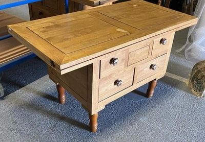une table en bois surmontée de deux tiroirs