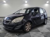 la photo d'une voiture noire garée dans un garage