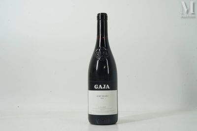 une bouteille de vin posée sur une table