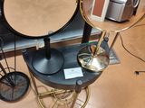 une table sur laquelle se trouvent un miroir et une lampe