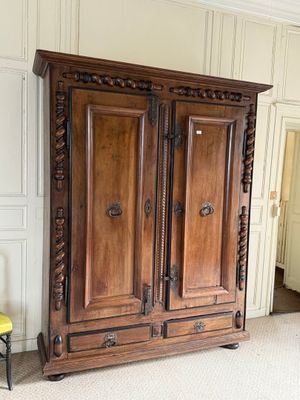 Importante armoire en noyer mouluré et sculpté à décor en ap…