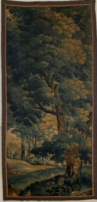 une tapisserie accrochée au mur d'une pièce où se trouve un tableau