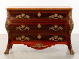 une photo d'une commode dans une pièce