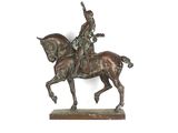 une statue en bronze représentant un homme à cheval
