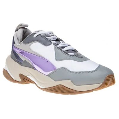 un gros plan sur une paire de baskets sur fond blanc