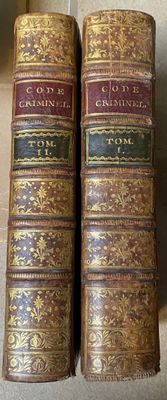 deux vieux livres posés sur une table l'un à côté de l'autre