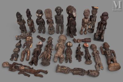 tout un tas de figurines en bois posées sur une table