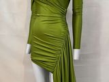 une robe verte sur un mannequin, un mannequin, un mannequin, un mannequin, un mannequin, un mannequin, un mannequin, un mannequin, un mannequin