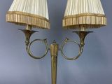 paire de lampes de table anciennes en laiton avec des abat-jours en plis