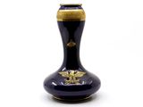 un vase bleu orné d'une décoration dorée