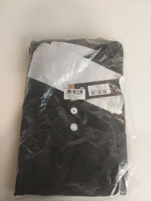 Le t-shirt est noir et blanc, avec une bande blanche dessus.