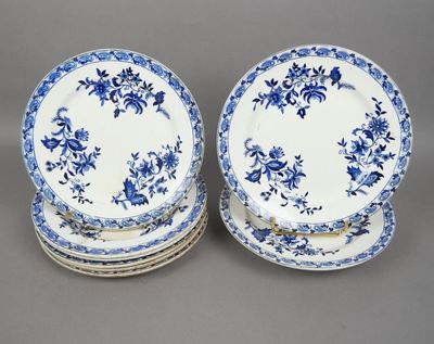 deux assiettes bleues et blanches ornées de motifs floraux