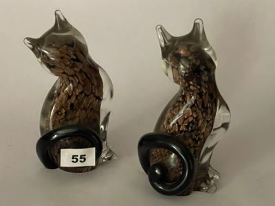deux figurines de chats assis l'un à côté de l'autre