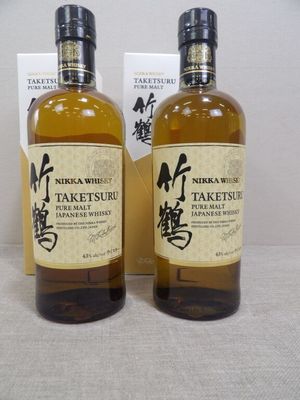 deux bouteilles de saké et une boîte de saké