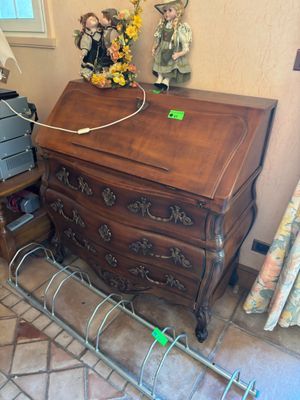 un bureau en bois surmonté d'une étagère en métal