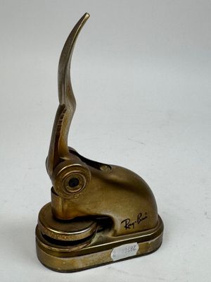 une sculpture en laiton représentant une tête de taureau sur un fond blanc