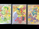 Des cartes à collectionner Pokémon sont alignées sur un fond noir
