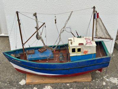 Maquette en bois d'un chalutier (longueur 600 mm) on ajoute …