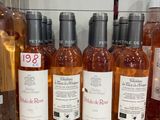 des bouteilles de vin sont alignées sur une étagère dans un magasin
