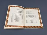 un livre ouvert sur lequel figure une liste d'éléments