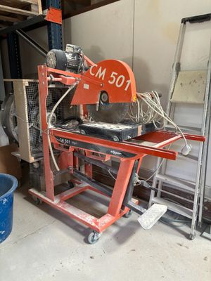 la photo d'une machine qui se trouve dans un garage