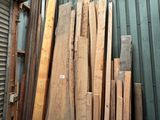 de nombreux morceaux de bois empilés dans une pièce