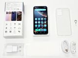 une boîte avec un téléphone à l'intérieur sur une table