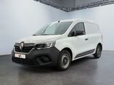 La camionnette blanche est garée dans une grande pièce.