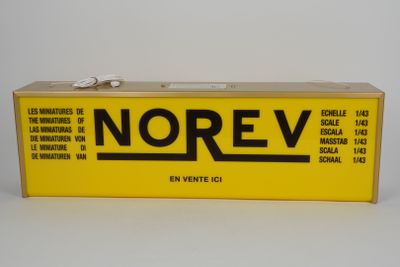 un paquet de cigarettes Norev posé sur une surface blanche