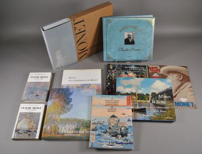 un assortiment de livres, dont l'un comporte l'image d'un homme dans un bateau, ainsi qu'une boîte de livres