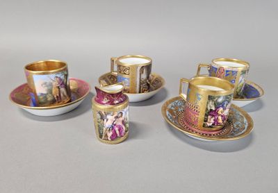 quatre tasses et soucoupes sont posées sur une table