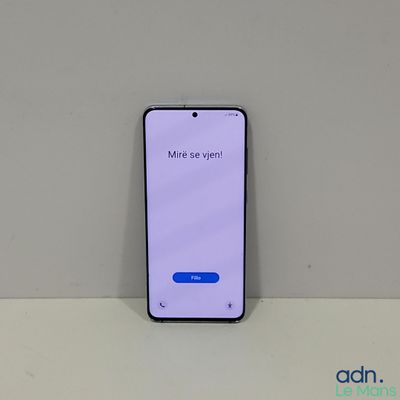 un gros plan d'un téléphone portable posé sur une table, avec un message à l'écran