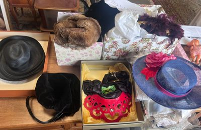 de nombreux chapeaux posés sur une table dans une pièce