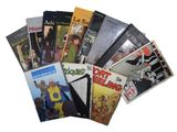 un grand nombre de bandes dessinées sur la table