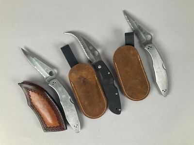 four different types of knives are lined up on a table