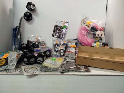 de nombreux objets posés sur le comptoir dans la pièce