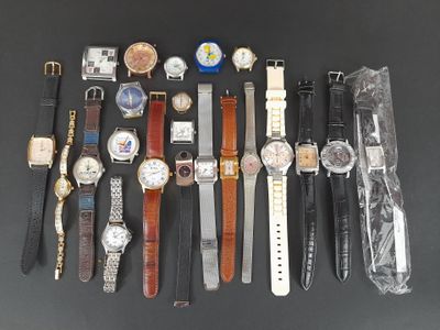 un grand nombre de montres posées sur une table