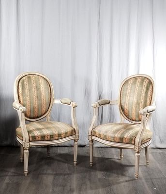 paire de chaises anciennes avec coussins rembourrés