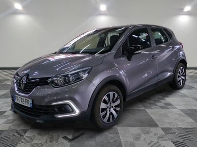 la voiture grise est garée sur un sol en damier dans le garage
